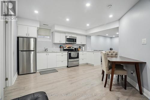 688 Kennedy Circle W, Milton (1026 - Cb Cobban), ON - Indoor Photo Showing Kitchen