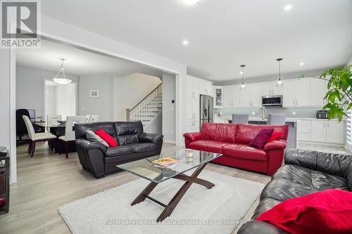 688 Kennedy Circle W, Milton (1026 - Cb Cobban), ON - Indoor Photo Showing Living Room