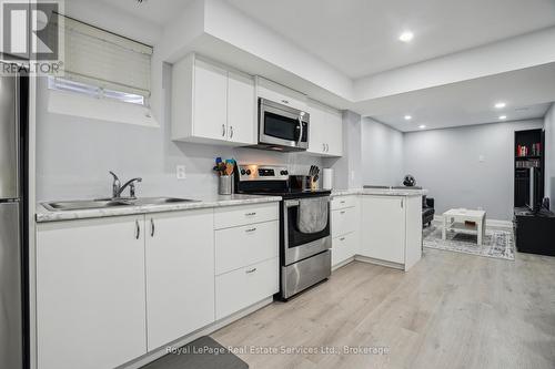 688 Kennedy Circle W, Milton (1026 - Cb Cobban), ON - Indoor Photo Showing Kitchen With Double Sink