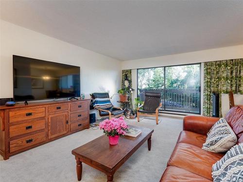 201-830 Esquimalt Rd, Esquimalt, BC - Indoor Photo Showing Living Room