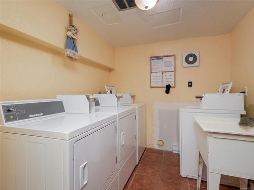 201-830 Esquimalt Rd, Esquimalt, BC - Indoor Photo Showing Laundry Room