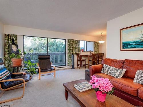 201-830 Esquimalt Rd, Esquimalt, BC - Indoor Photo Showing Living Room