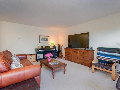 201-830 Esquimalt Rd, Esquimalt, BC - Indoor Photo Showing Living Room