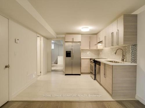 Lower-12 Arlington Ave, Toronto, ON - Indoor Photo Showing Kitchen