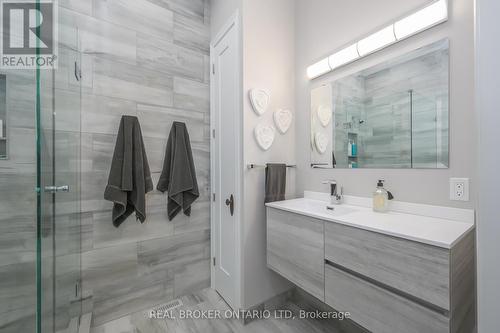 934 Wellington Street, London, ON - Indoor Photo Showing Bathroom