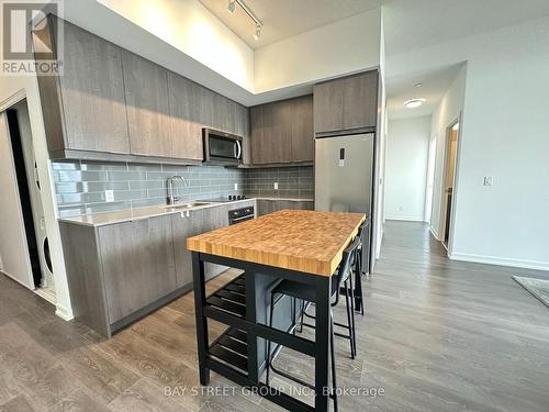 303 - 36 Forest Manor Road, Toronto, ON - Indoor Photo Showing Kitchen