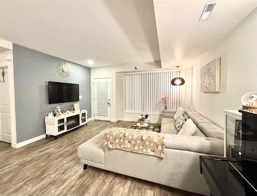 14 865 Rathgar Avenue, Winnipeg, MB - Indoor Photo Showing Living Room