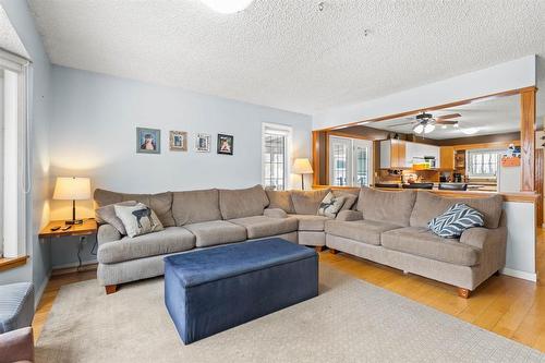 25 Queen Street, Springstein, MB - Indoor Photo Showing Living Room