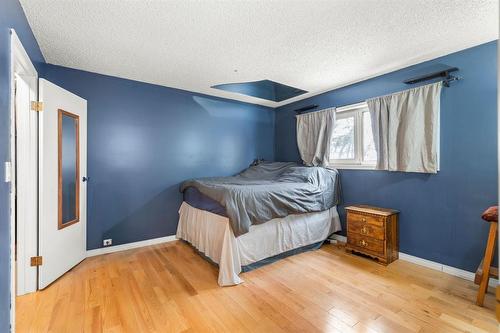 25 Queen Street, Springstein, MB - Indoor Photo Showing Bedroom