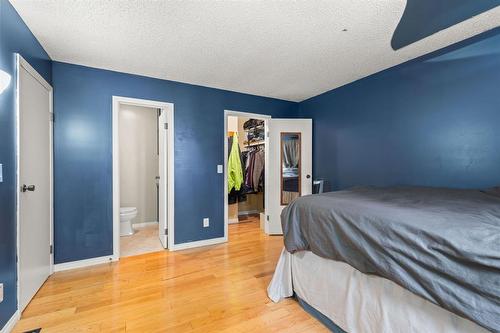 25 Queen Street, Springstein, MB - Indoor Photo Showing Bedroom