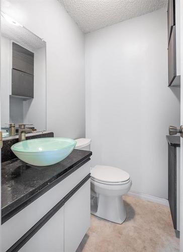 25 Queen Street, Springstein, MB - Indoor Photo Showing Bathroom