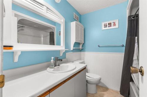 25 Queen Street, Springstein, MB - Indoor Photo Showing Bathroom