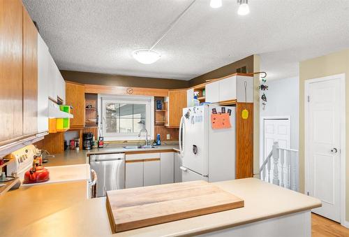 25 Queen Street, Springstein, MB - Indoor Photo Showing Kitchen