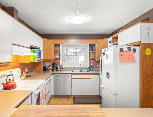 25 Queen Street, Springstein, MB - Indoor Photo Showing Kitchen With Double Sink