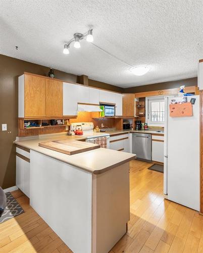 25 Queen Street, Springstein, MB - Indoor Photo Showing Kitchen