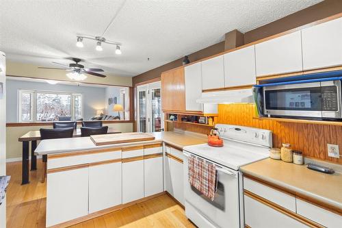 25 Queen Street, Springstein, MB - Indoor Photo Showing Kitchen