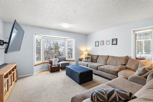 25 Queen Street, Springstein, MB - Indoor Photo Showing Living Room