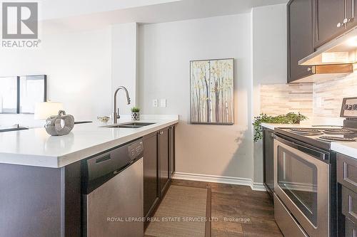 22 - 2435 Greenwich Drive, Oakville, ON - Indoor Photo Showing Kitchen With Double Sink