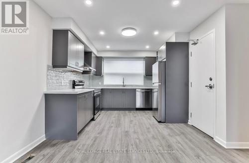 #3 - 72 Winston Park Boulevard, Toronto, ON - Indoor Photo Showing Kitchen