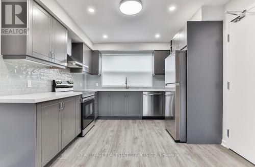 #3 - 72 Winston Park Boulevard, Toronto, ON - Indoor Photo Showing Kitchen With Upgraded Kitchen