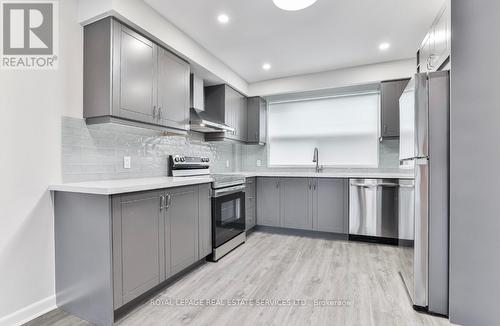 #3 - 72 Winston Park Boulevard, Toronto, ON - Indoor Photo Showing Kitchen