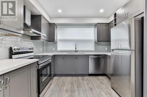 #3 - 72 Winston Park Boulevard, Toronto, ON - Indoor Photo Showing Kitchen With Upgraded Kitchen