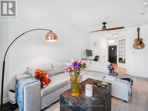 2113 - 8 Park Road, Toronto, ON - Indoor Photo Showing Living Room