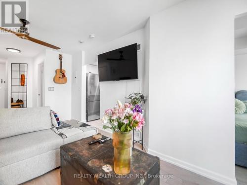 2113 - 8 Park Road, Toronto, ON - Indoor Photo Showing Living Room