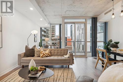 1115 - 88 Blue Jays Way, Toronto, ON - Indoor Photo Showing Living Room