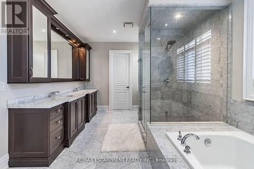 729 Queensway W, Mississauga, ON - Indoor Photo Showing Bathroom