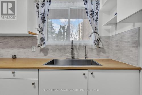 44 - 46 Cedarwoods Crescent, Kitchener, ON - Indoor Photo Showing Kitchen