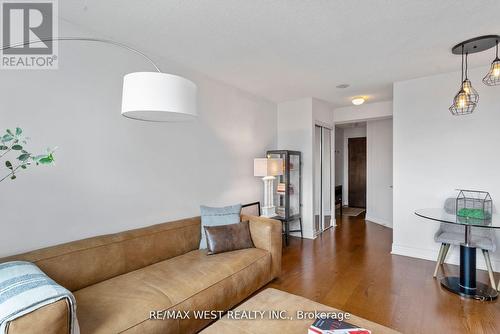 3502 - 763 Bay Avenue, Toronto, ON - Indoor Photo Showing Living Room