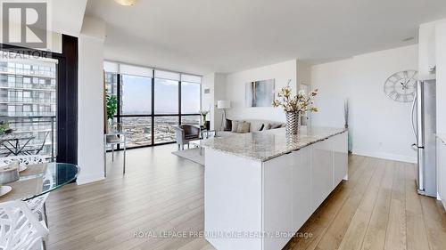 3207 - 2910 Highway 7 Road, Vaughan, ON - Indoor Photo Showing Kitchen