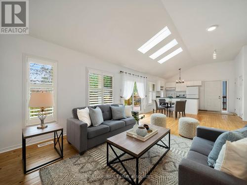 1073 Fern Road, Innisfil, ON - Indoor Photo Showing Living Room