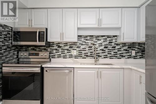 16 Mullis Crescent, Brampton, ON - Indoor Photo Showing Kitchen With Upgraded Kitchen