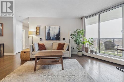 604 - 2665 Windwood Drive, Mississauga, ON - Indoor Photo Showing Living Room