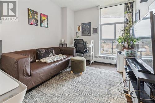 604 - 2665 Windwood Drive, Mississauga, ON - Indoor Photo Showing Living Room