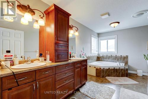 1781 Kyle Court, London, ON - Indoor Photo Showing Bathroom