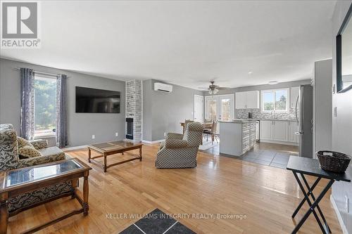 3992 Devine Road, Ottawa, ON - Indoor Photo Showing Living Room