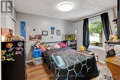 4377 Fifth Avenue, Niagara Falls (210 - Downtown), ON - Indoor Photo Showing Bedroom