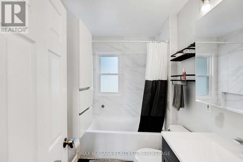 4377 Fifth Avenue, Niagara Falls (210 - Downtown), ON - Indoor Photo Showing Bathroom