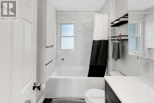 4377 Fifth Avenue, Niagara Falls (210 - Downtown), ON - Indoor Photo Showing Bathroom