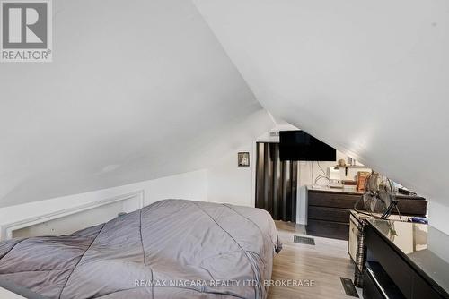 4377 Fifth Avenue, Niagara Falls (210 - Downtown), ON - Indoor Photo Showing Bedroom