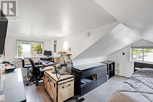 4377 Fifth Avenue, Niagara Falls (210 - Downtown), ON - Indoor Photo Showing Bedroom