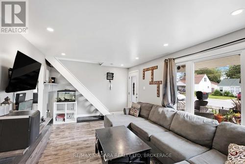 4377 Fifth Avenue, Niagara Falls (210 - Downtown), ON - Indoor Photo Showing Living Room