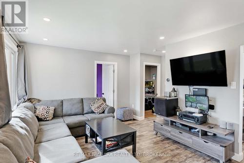 4377 Fifth Avenue, Niagara Falls (210 - Downtown), ON - Indoor Photo Showing Living Room