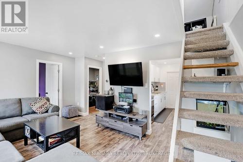 4377 Fifth Avenue, Niagara Falls (210 - Downtown), ON - Indoor Photo Showing Living Room