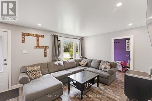 4377 Fifth Avenue, Niagara Falls (210 - Downtown), ON - Indoor Photo Showing Living Room