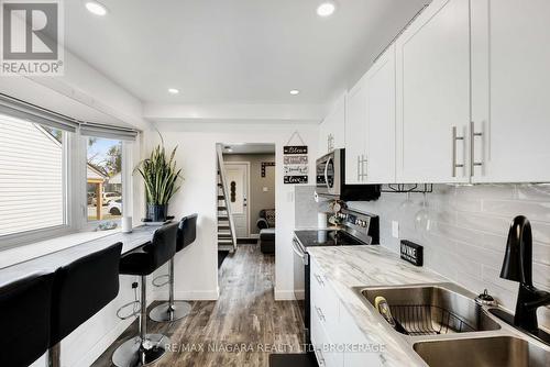 4377 Fifth Avenue, Niagara Falls (210 - Downtown), ON - Indoor Photo Showing Kitchen With Double Sink With Upgraded Kitchen