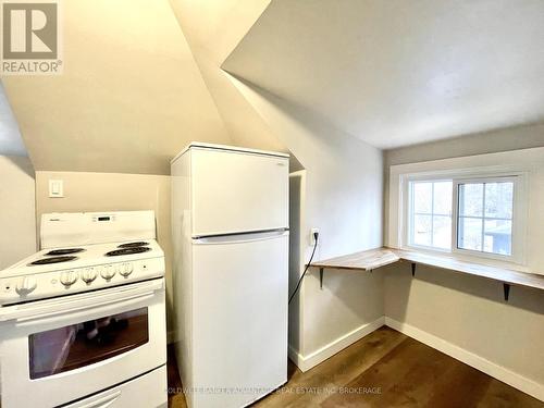 155 1/2 Lake Street, St. Catharines (451 - Downtown), ON - Indoor Photo Showing Kitchen